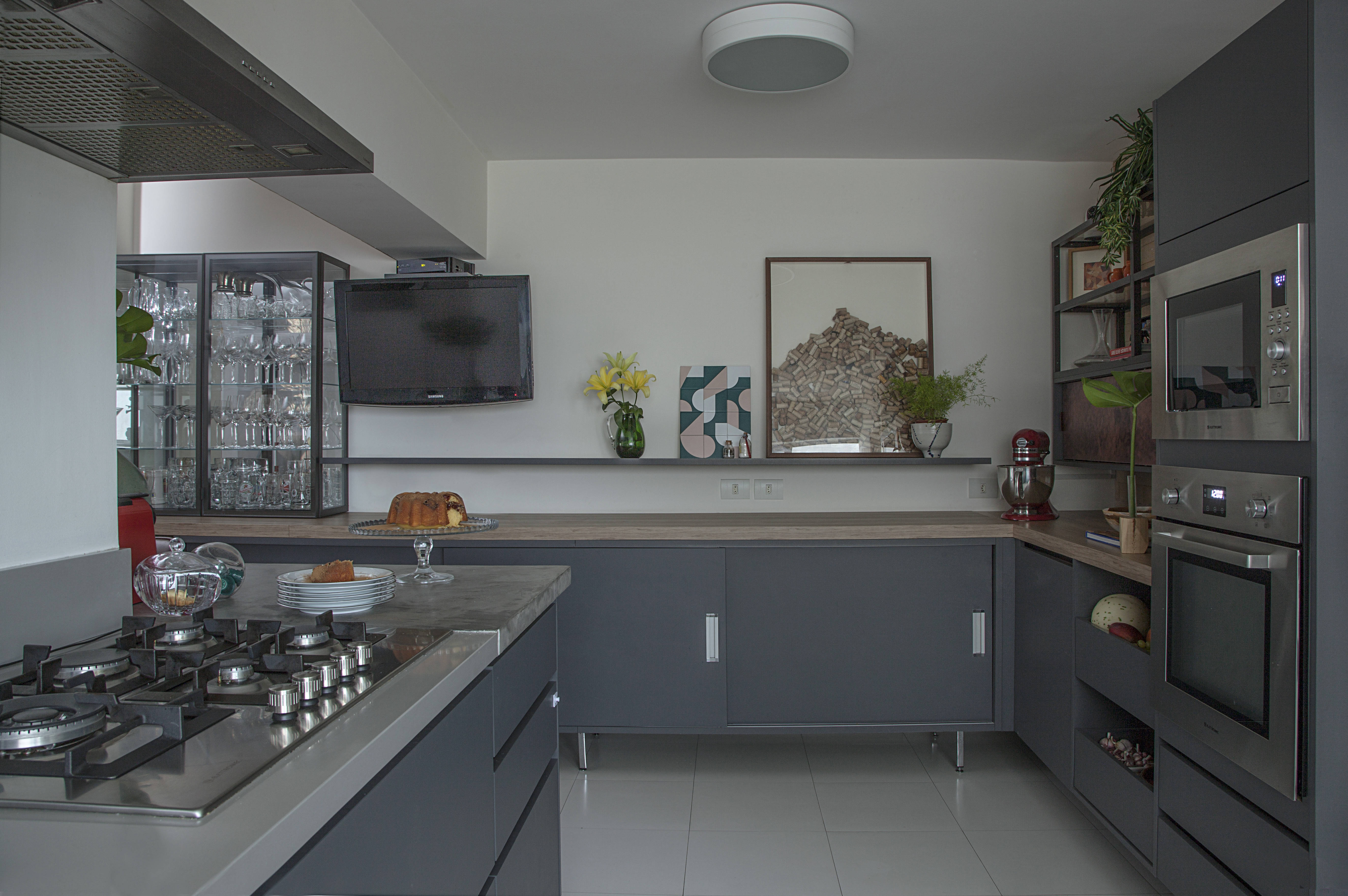  Assinada pelas arquitetas Pati Cillo e Lu Degani, a cozinha usa do estilo moderno com a tendência monocromática, expressou toda a singularidade do cinza. | Foto Luis Gomes

 