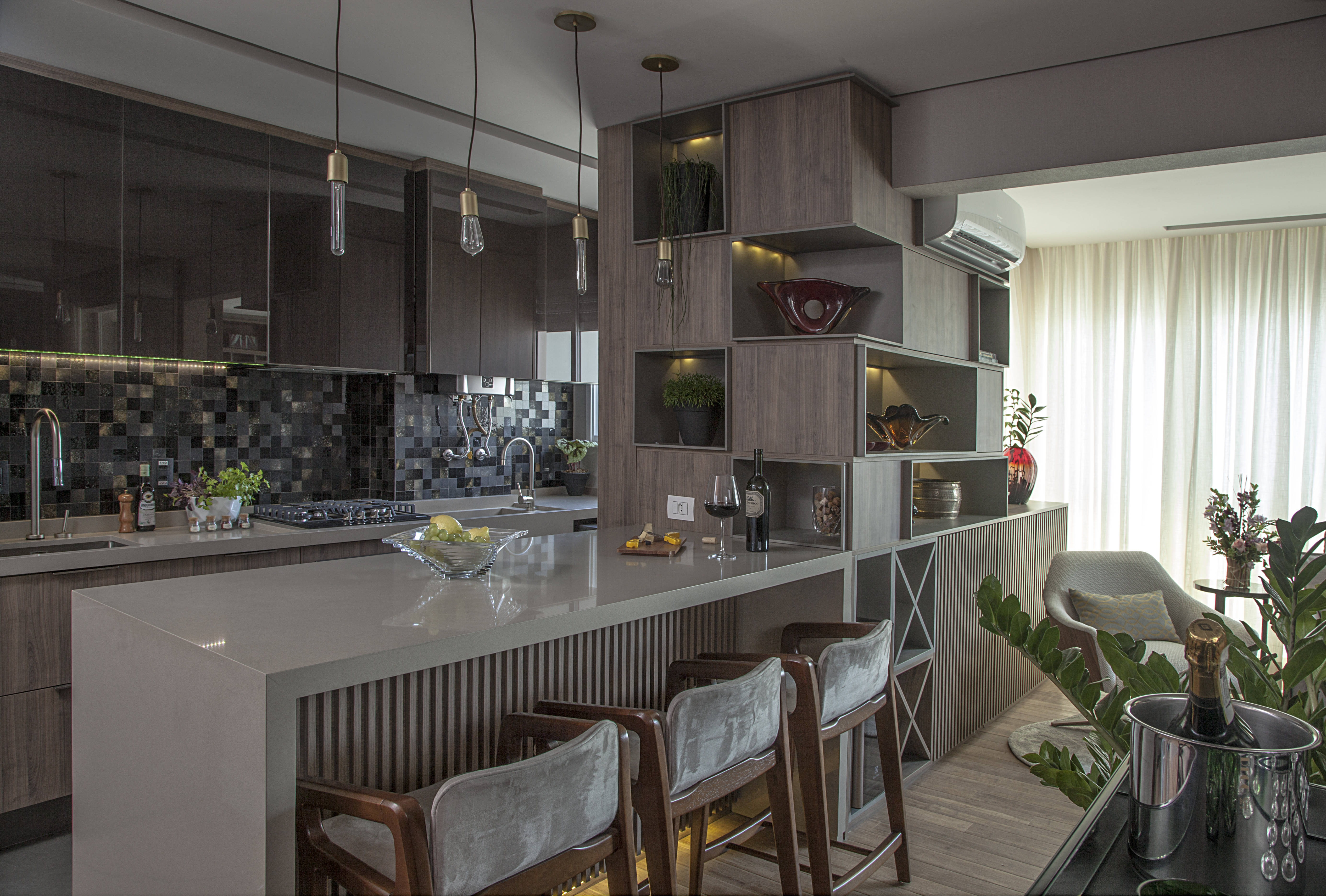 Neste projeto com mobiliário SCA Jardim Europa, bancada serve de apoio para quem cozinha e para as rápidas refeições do dia a dia | Projeto FHAS Arquitetura | Foto Luis Gomes

 