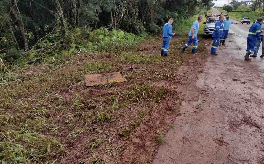 Caminhão tomba em ribanceira entre Faxinal e Cruzmaltina