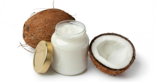 Óleo de coco natural pode ser usado na comida e para hidratar os cabelos