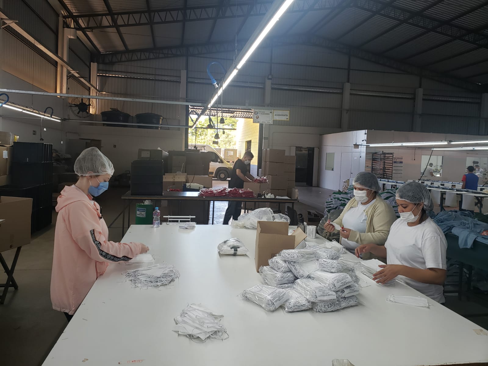 Empresas de Apucarana iniciam produção de máscaras e jalecos para combater pandemia