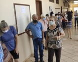 Idosos chegam cedo ao Colégio Idália Rocha para votar