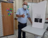 Candidato Dr. Valdecir Oliveira vota na escola Antonica nesta manhã