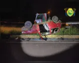 Fiat Uno fica de 'cabeça para baixo' após acidente no norte do Paraná
