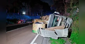 Bobina de papel cai sobre caminhonete e provoca a morte de passageiro