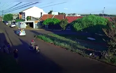Câmera flagra criança sendo atropelada após escapar da mãe