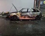 Veículo foi totalmente destruído pelo fogo, na madrugada desta terça (17)