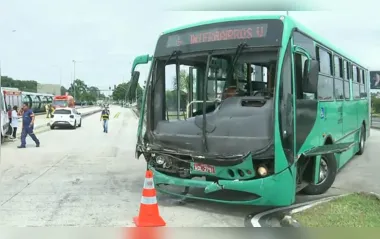 Colisão entre dois ônibus deixa passageiros feridos em Curitiba