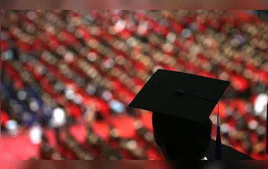 Universidade do PR oferece R$ 600 de indenização a professores demitidos