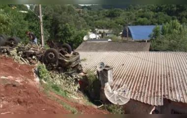 Motorista morre após tombar caminhão sobre casa no Paraná