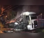 Caminhão em chamas perde freio, desce rua e atinge muro de estabelecimento