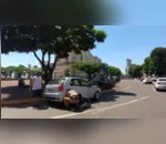 Carro 'perde' pneu no centro de Apucarana e PM ajuda