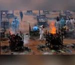 Crematórios na Índia incineram corpos a céu aberto