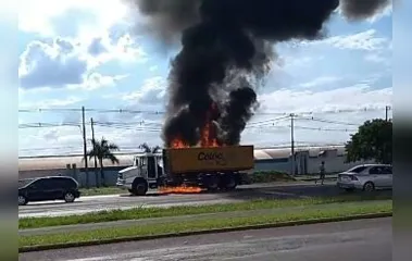 Caminhão pega fogo na BR-369 em Arapongas; veja