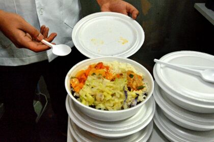 Projeto de lei proíbe dar comida a moradores de rua sem aval
