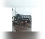 Caminhão é atingido por trem em Arapongas; vídeo