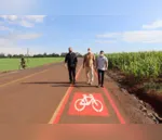 Foram pintadas ciclofaixas e implantadas placas com alerta de trânsito constante de ciclistas para garantir mais segurança.