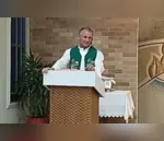 Padre ofende repórter da Globo durante missa: "viadinho"