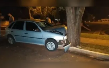Carro atinge árvore no Pirapó e duas pessoas ficam feridas