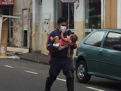 Bombeiro resgata bebê que estava em prédio onde ocorreu o incêndio em Manaus.