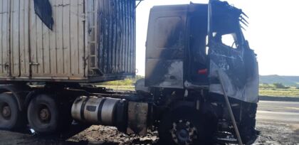 Caminhão pega fogo em rodovia do Paraná