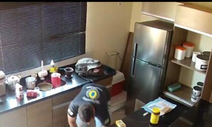 Moradora divulga vídeo de ladrão em ação na sua casa