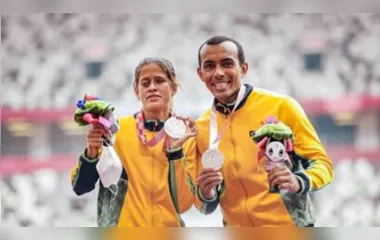 A atleta Thalita Simplício exibe a medalha de prata ao lado do seu guia, Felipe Veloso