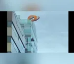 Homem fica preso em parapente no topo de prédio