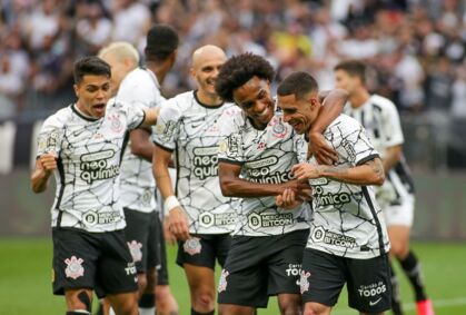 Corinthians vence Santos e entra no G-4 do Brasileirão