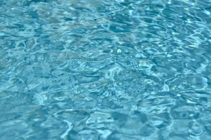 Menino de 9 anos morre após afundar em piscina de escola