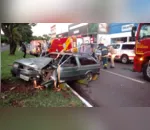 Carro bate em árvore e deixa três pessoas feridas em Maringá