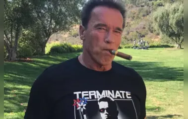 Arnold Schwarzenegger se envolve em grave acidente de carro