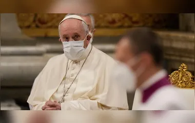 Em mensagem, papa pede paz e condena violência contra mulher