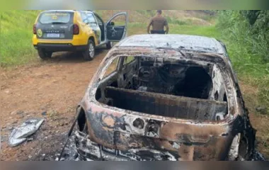 PM encontra carro queimado na zona rural de Apucarana