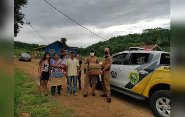 Polícia Militar doa alimentos para famílias de Apucarana