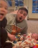 Bebê de 2 meses surpreende os pais ao falar pela 1ª vez
