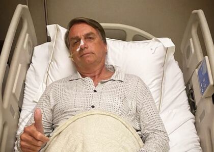 Bolsonaro é internado novamente após sentir dores abdominais