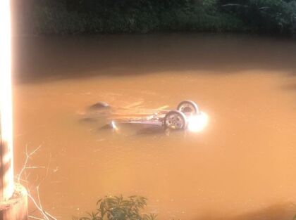 Motorista perde o controle, cai em rio e morre na PR-082
