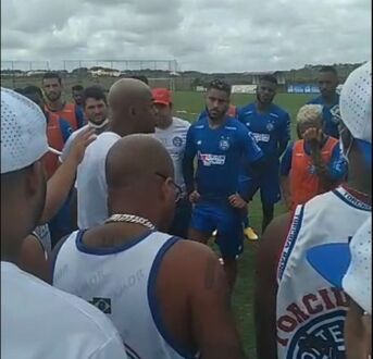 Torcida invade treino e ameaça jogadores do Bahia