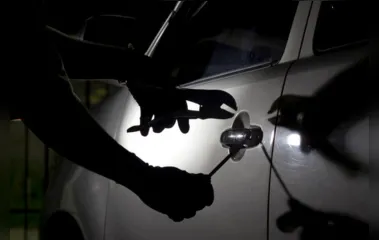 Ladrões tentam invadir loja com carro furtado em Apucarana
