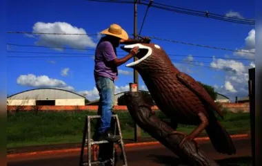 Nova escultura de pássaro é finalizada em Arapongas