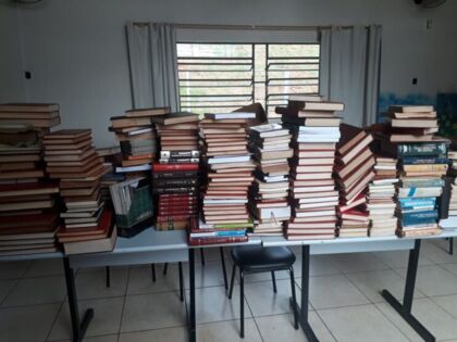 Família doa 668 livros para biblioteca de São Pedro do Ivaí