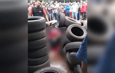 Homem morre agachado em meio a pneus e cena choca