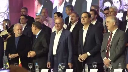 Alckmin aplaude hino da ‘Internacional Socialista’ em evento