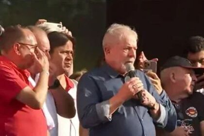 No 1º de Maio, Lula pede desculpas aos policiais em discurso