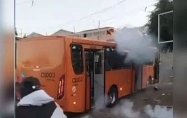 Quatro ônibus são depredados por torcedores em Curitiba