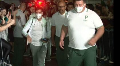 Delegação do Palmeiras é recebida por torcedores em Londrina