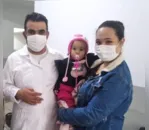 Técnico de enfermagem Everaldo Victhoff, Stefany e a mãe Ana Paula durante reencontro