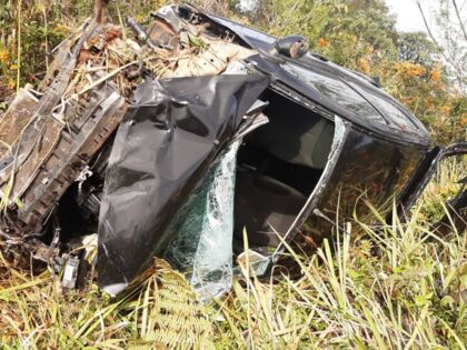 Veículo C3, de Mauá da Serra, ficou destruído no acidente em que motorista foi ejetado
