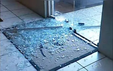 Ladrão arromba porta de vidro de clínica médica e furta R$ 2.5 mi